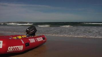 barca di salvataggio sulla spiaggia video