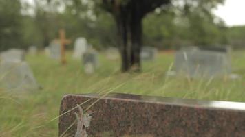 un hombre camina en el fondo de un cementerio video