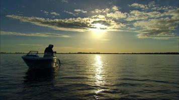 barco de pesca en la puesta del sol video