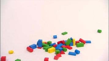 un castillo de bloques para niños se cae video