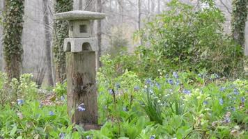 scène de ferme avec temple modèle et abeilles volant video