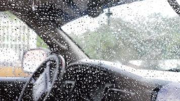 gocce di pioggia nel finestrino della macchina