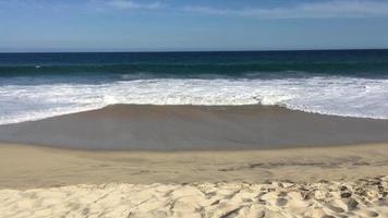 onde pacifiche che si infrangono sulla spiaggia 4K video