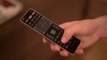 persoon die nummers op tv remote 4k kiest video