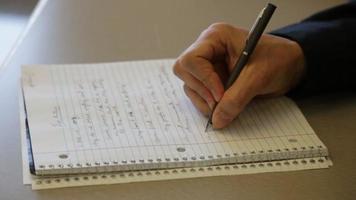 imágenes de un hombre escribiendo en un cuaderno video