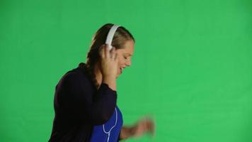 Frau tanzt beim Musikhören mit Kopfhörer-Studio-Clip video