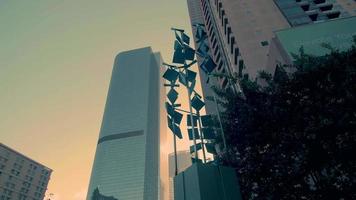vertikale Schwenkaufnahme von großen Gebäuden und modernen Windmühlen in der Innenstadt von Los Angeles in 4k video