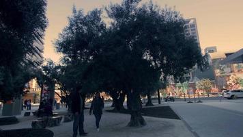 Panoramique tourné à droite du parc au centre-ville de los angeles en 4k video