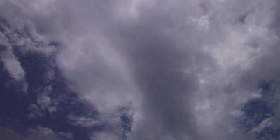 Zeitraffer von Wolken, die sich wegbewegen und die Szene in 4 km von links nach rechts überqueren video