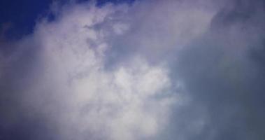 lapso de tempo de nuvens cumulus brancas dinâmicas com redemoinhos em fundo azul em 4k video