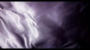 tissu violet déplacé par le vent avec des petites vagues de gauche en 4k video