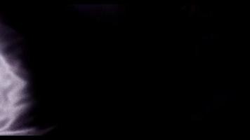 donkerpaarse stof bewogen door de wind met een verloop van paars naar zwart in 4k video