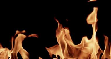 Nah an heißen Flammen, die eine warme Vorlage für Heimprojekte in 4k-Zeitlupe erstellen video