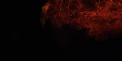spektakulärer Feuerball, der in der Dunkelheit explodiert video