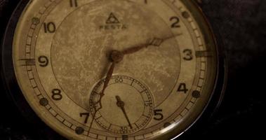 timelapse di close up delle lancette dell'orologio in movimento da 2:30 a 3:00 in 4K video