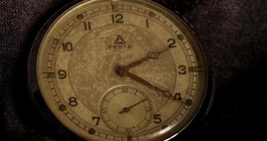 Timelapse de cerca de la manecilla del reloj que se mueve de 2:20 a 2:30 en 4k video