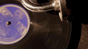 close-up shot van klassieke vinyl schijf met paarse label spinnen op vintage platenspeler in 4k video