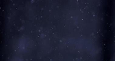 scena scura invernale con neve offuscata che cade lentamente da sinistra a destra su sfondo scuro in 4K