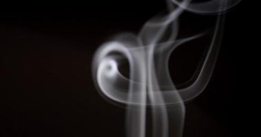fumaça branca desenhando lindos rolos com efeito de transparência em 4k