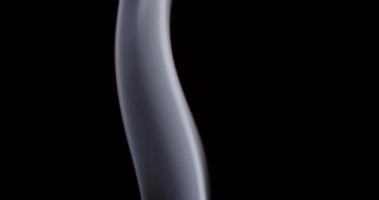 colonna bianca di fumo in movimento in diversi punti focali con sfondo nero in 4K video