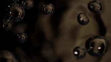 bubblor rör sig snabbt från nedre högra hörnet till övre vänstra hörnet på vågor och vattenyta i 4k video