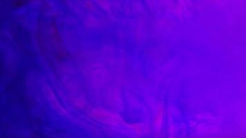 texture violette se déplaçant dans un réservoir d'eau