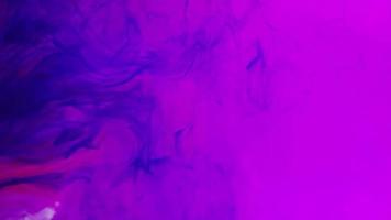 Textur der lila Tinte, die sich im Wasserbehälter bewegt video