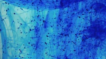 mooie blauwe textuur van inkt in water video