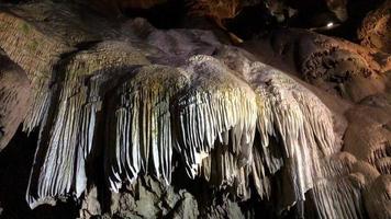 bela estalactite em uma caverna em 4k video