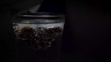 hielo con pasas en agua mineral video