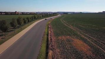voiture de sport passe un drone en 4k video