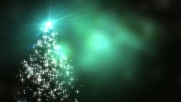 as luzes das estrelas dos flocos de neve convergem para a árvore de natal com fundo verde bokeh video