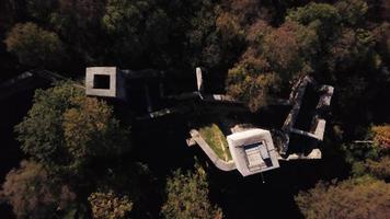 drone survolant le vieux château en 4k video