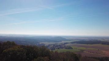 Drohne geht runter - alte Burg in 4k video