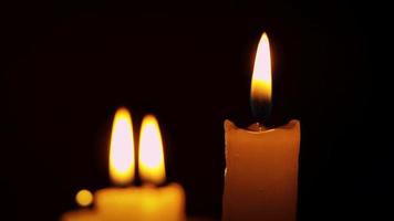 Nahaufnahme der Kerze mit Bokeh-Kerzenlichtern im Hintergrund video
