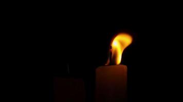 duas velas apagando na escuridão