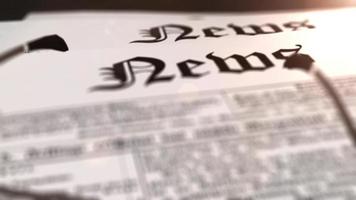 Gläser mit Zeitung mit den Schlagzeilen auf einem Tisch video