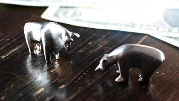 Bull and Bear Market Concept dólar fecha a animação