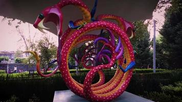 serpent alebrije dans un parc public video
