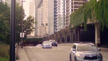 auto's die uit een tunnel in de straten van Chicago komen video