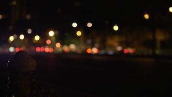 foto noturna de luzes de carro com pequeno poste em primeiro plano video