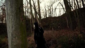 Femme viking marchant dans la forêt d'automne