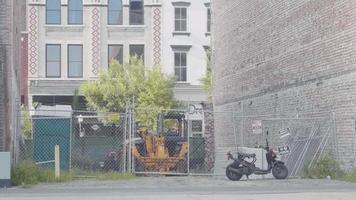 uomo che fa trucchi skateboard con edifici in background video