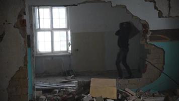 homem deprimido e zangado atira brett pela sala em uma casa abandonada video