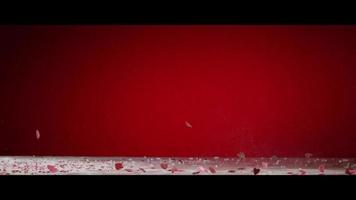 Caramelos en forma de corazón y chispas lanzadas por el aire con un fondo rojo - San Valentín 001 video