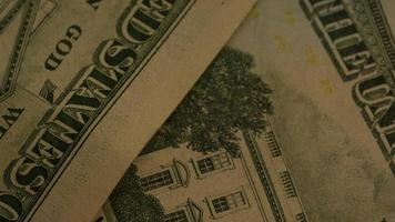 rotierende Stock Footage-Aufnahme der amerikanischen Papierwährung auf einem amerikanischen Adlerschildhintergrund - Geld 0411 video