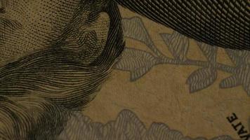 rotação de imagens de estoque de papel-moeda americano em um fundo de escudo de águia americana - dinheiro 0419 video