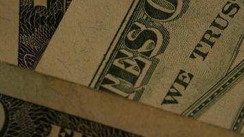 rotierende Stock Footage-Aufnahme der amerikanischen Papierwährung auf einem amerikanischen Adlerschildhintergrund - Geld 0420 video