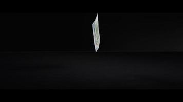 American $ 100 factures tombant sur une surface réfléchissante - argent 0042 video
