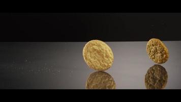 biscoitos caindo de cima para uma superfície reflexiva - biscoitos 218 video